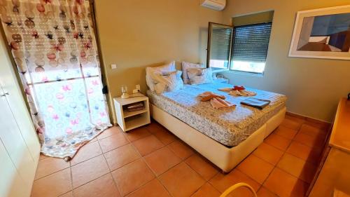 Ένα ή περισσότερα κρεβάτια σε δωμάτιο στο Askalosia villa