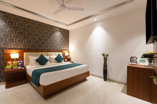Postel nebo postele na pokoji v ubytování Arch Aman Suites at Delhi IGI Airport by Arch Group