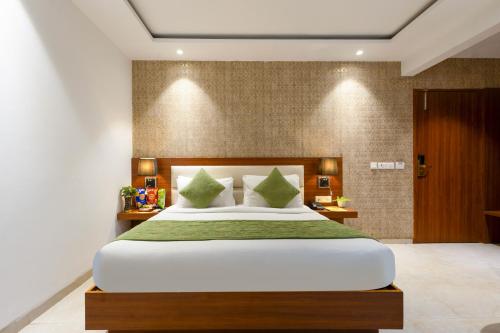 Postel nebo postele na pokoji v ubytování Arch Aman Suites at Delhi IGI Airport by Arch Group