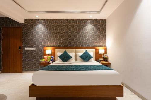 Postel nebo postele na pokoji v ubytování Arch Aman Suites at Delhi IGI Airport by Arch Group