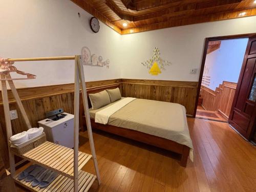 a bedroom with a bunk bed and a ladder at An Nam HomeStay1 in Thôn Trường Giang