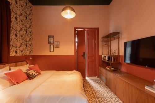 a bedroom with a bed and a flat screen tv at Villa Saf in Bharsaf