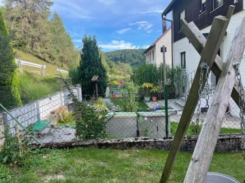 a garden in the backyard of a house at Altmühlhäuschen in Mörnsheim