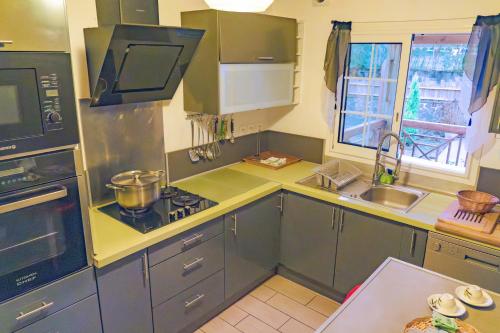 Una cocina o zona de cocina en Caverne des fees