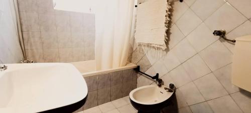 Classic Countryside Cottage with Private Balcony - Casa 2