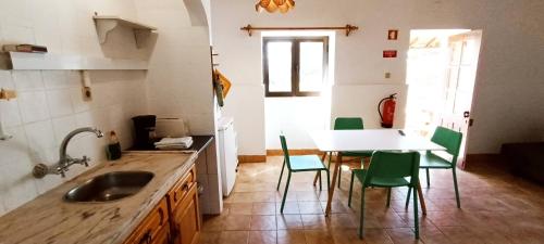 Classic Countryside Cottage with Private Balcony - Casa 2