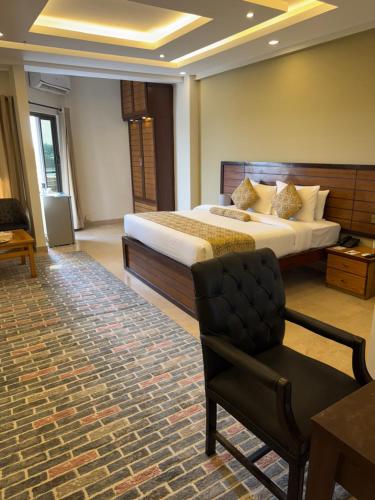 Кровать или кровати в номере Grand Islamabad Hotel