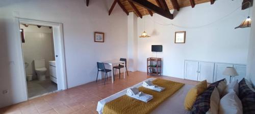 Large Traditional Studio with Balcony & Pool Access - Casa 6