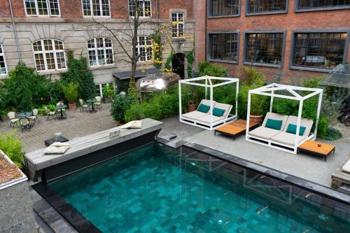an overhead view of a swimming pool with two chairs at Bryggen Guldsmeden in Copenhagen