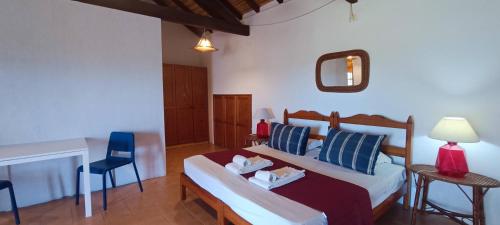 Large Traditional Studio with Balcony & Pool Access - Casa 7
