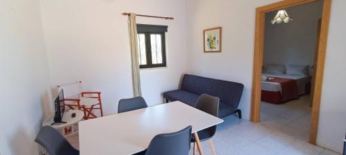 Cozy Traditional Small Cottage with Balcony - Casa 9