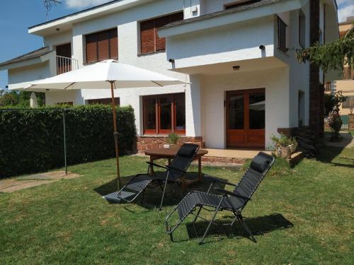 Κήπος έξω από το Casa amb jardí i llar de foc