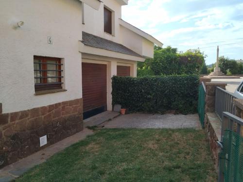 Κήπος έξω από το Casa amb jardí i llar de foc