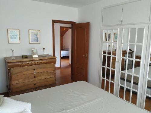 Ένα ή περισσότερα κρεβάτια σε δωμάτιο στο Casa amb jardí i llar de foc