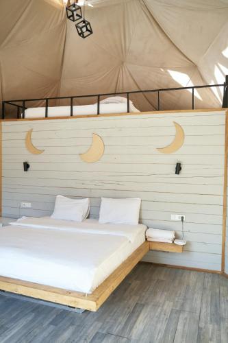 a bedroom with a bed in a tent at Pana Unique Kolsay in Kurmenty