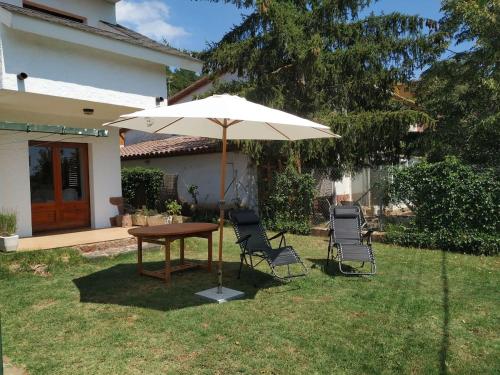 Κήπος έξω από το Casa amb jardí i llar de foc