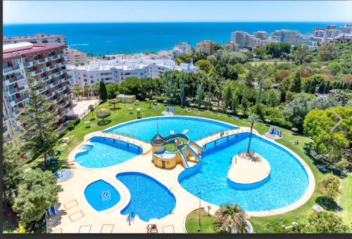 Benalmadena, Jupiter 1-Bedroom Apartment with Sea & Mountain Views, Pool & Garden