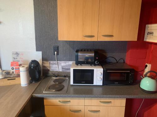 a kitchen with a microwave on a counter top at melissa in Wittingen