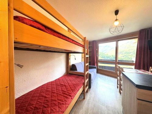 a bedroom with two bunk beds and a desk at Résidence Caron - Appartement lumineux pour 3 personnes MAE-5824 in Les Menuires