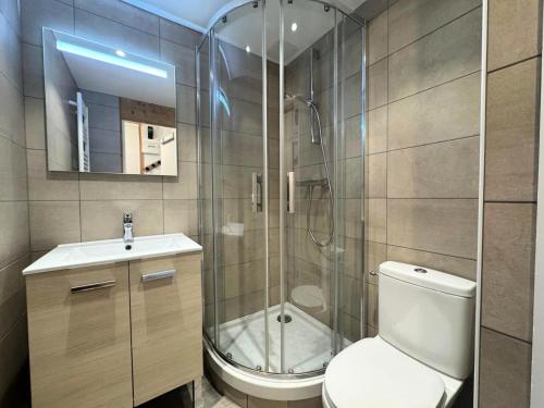 a bathroom with a shower and a toilet and a sink at Résidence Caron - Appartement lumineux pour 3 personnes MAE-5824 in Les Menuires
