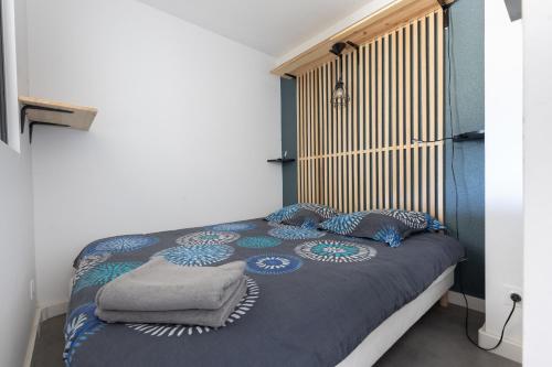 Ένα ή περισσότερα κρεβάτια σε δωμάτιο στο Le Nid des Alpilles - 3 to 4 beds - Air Conditioning - WiFi