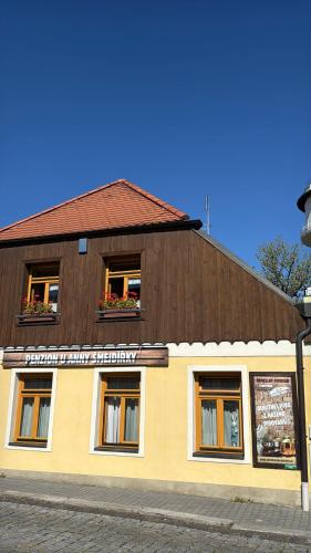 a building with three windows and a brown roof at U Anny Šmejdířky in Nymburk