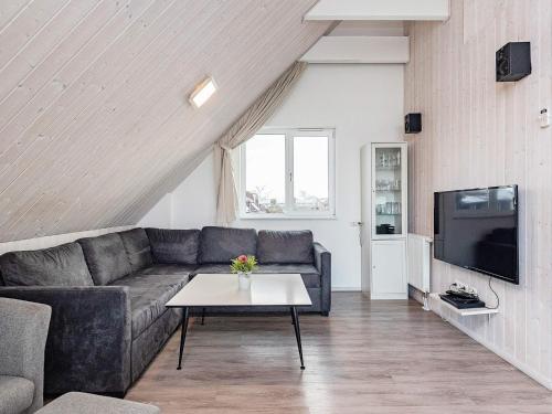 Una televisión o centro de entretenimiento en 8 person holiday home in Wendtorf