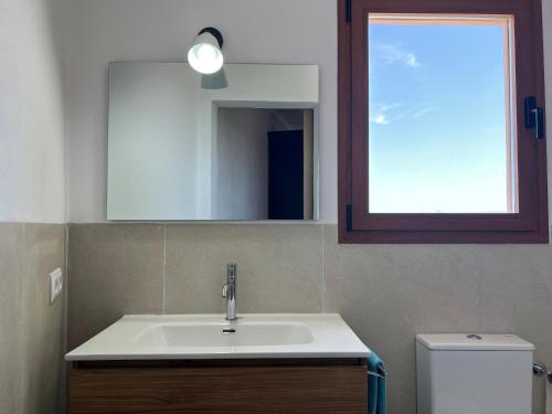 ein Badezimmer mit Waschbecken, Spiegel und Toilette in der Unterkunft Campanet Soul Village Home with Pool & Sea Views in Campanet
