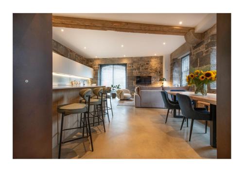 Una habitación con un bar con sillas y una cocina. en No. 15 Factory Cooperage, en Millbrook