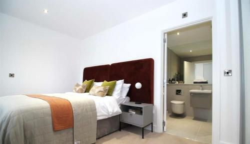 Ένα ή περισσότερα κρεβάτια σε δωμάτιο στο Sophisticated 2 Bedroom apartment in Solihull NEC