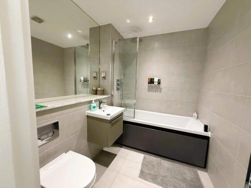 Ένα μπάνιο στο Sophisticated 2 Bedroom apartment in Solihull NEC