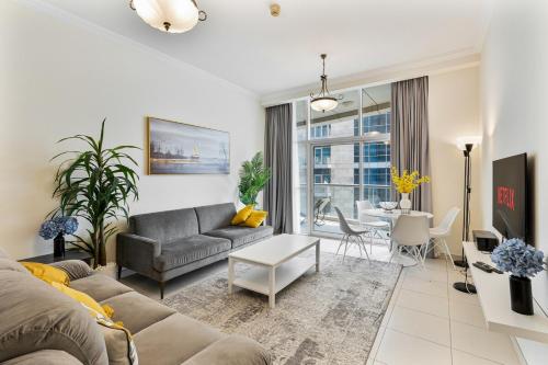 Bright 1BR with Canal Views Near Burj Khalifa