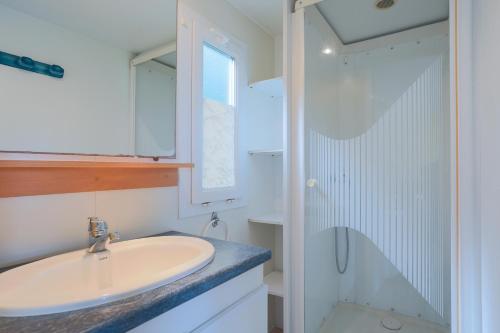 a bathroom with a sink and a shower at Mobil Home entre terre et mer 