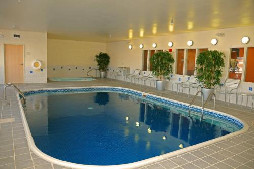 Bazén v ubytování Fairfield Inn & Suites by Marriott Spearfish nebo v jeho okolí