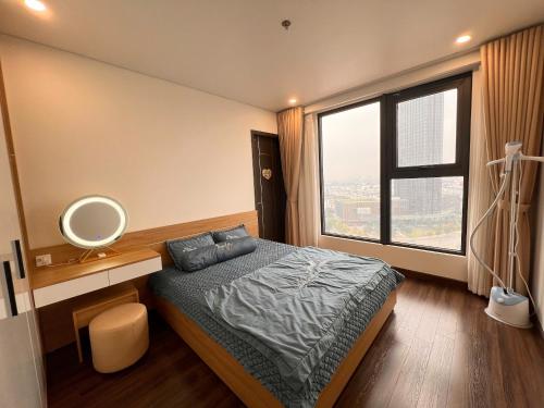 une chambre avec un lit avec un miroir et une fenêtre dans l'établissement Nắng Homestay, à Hai Phong