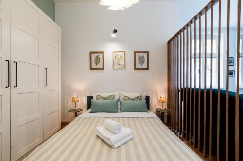 ポズナンにあるWilson Park Cozy Retreat Studio by BookingHostの大きなベッドと2つのランプがある寝室