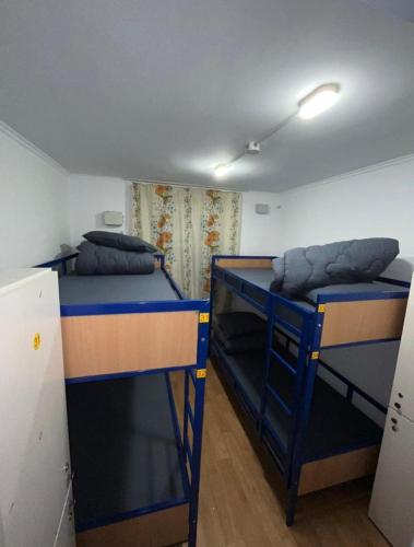 Postel nebo postele na pokoji v ubytování Skystep Hostel