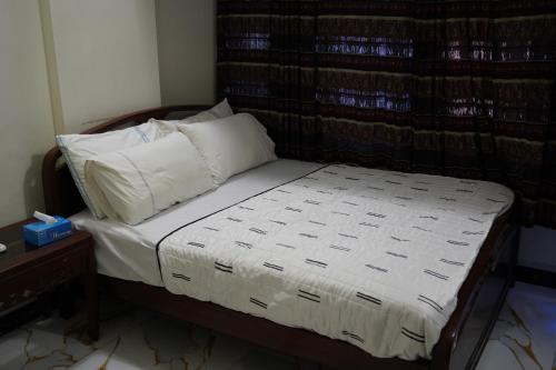 Katil atau katil-katil dalam bilik di Al Amarat Hotel Tariq Road