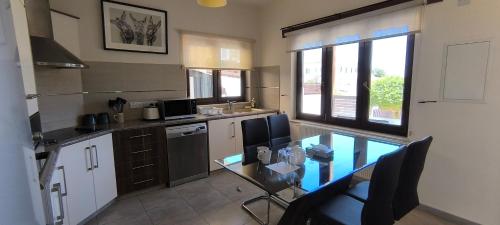 Кухня или мини-кухня в Pissouri Hills Retreat
