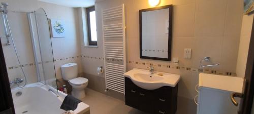 Ванная комната в Pissouri Hills Retreat