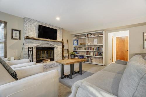 Χώρος καθιστικού στο Spacious Mountain-View Retreat - Pets OK