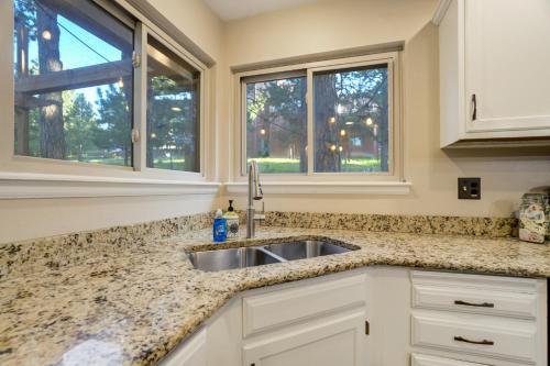 Η κουζίνα ή μικρή κουζίνα στο Spacious Mountain-View Retreat - Pets OK