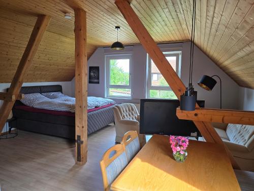 Un pat sau paturi într-o cameră la Auszeit an der Aisch