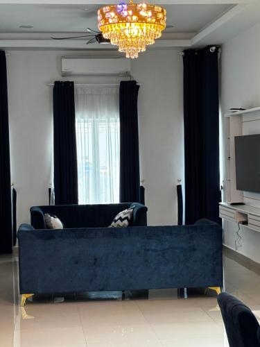 Ruang duduk di MP Homestay Four-Bedrooms House