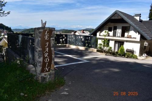 a sign on a fence in front of a house at apartmaji LEJARDIN in Škofljica