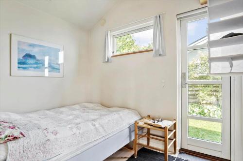 una camera da letto con un letto e due finestre di SJ271-Hejls-Ved-Kysten-2 a Hejls