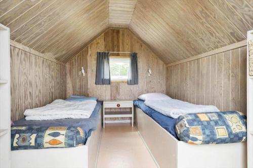 two beds in a tiny house with a window at SJ236-Haderslev-Blokhusskoven-53 in Haderslev