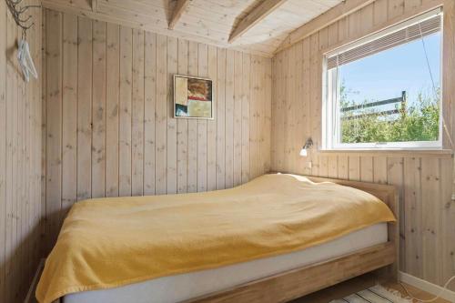 una camera da letto con un letto in una stanza con una finestra di LN1863-Hjorring-Ostersovej-2 a Hjørring