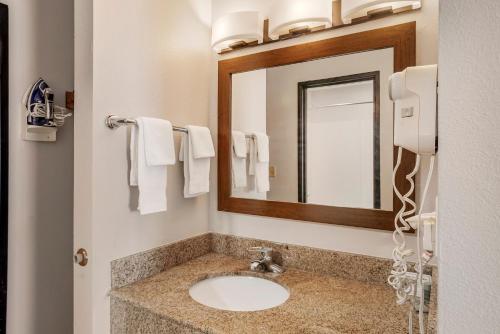 Bilik mandi di Best Western Shippensburg