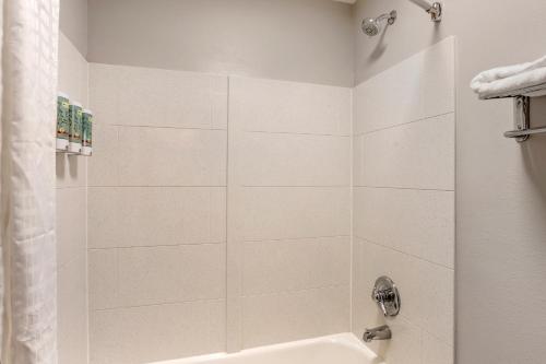 Bilik mandi di Best Western Shippensburg